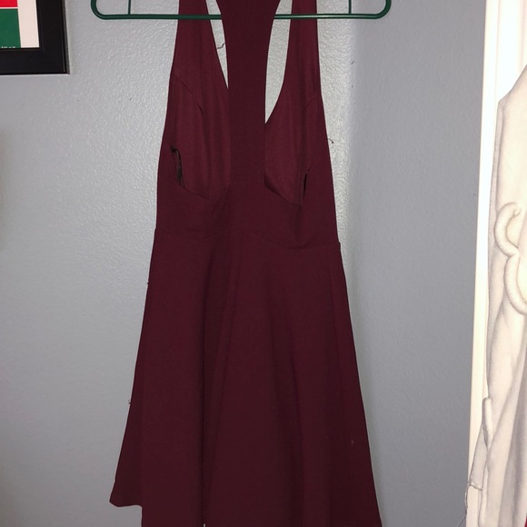Small Burgundy dress with an open back - Picture 2 of 4